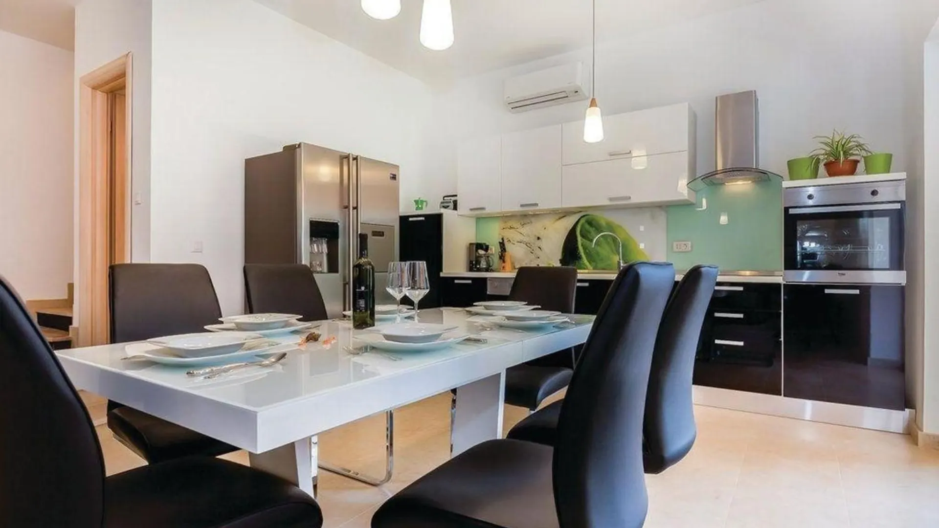 Holiday home Geraeumige, Topmoderne Ferienvilla Mit Eigenem Pool Rasopasno