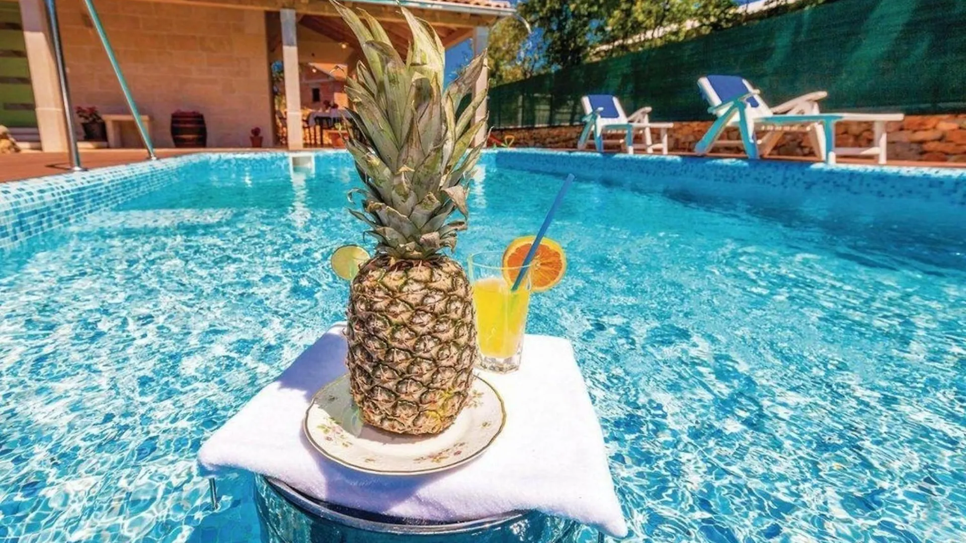 Geraeumige, Topmoderne Ferienvilla Mit Eigenem Pool Rasopasno