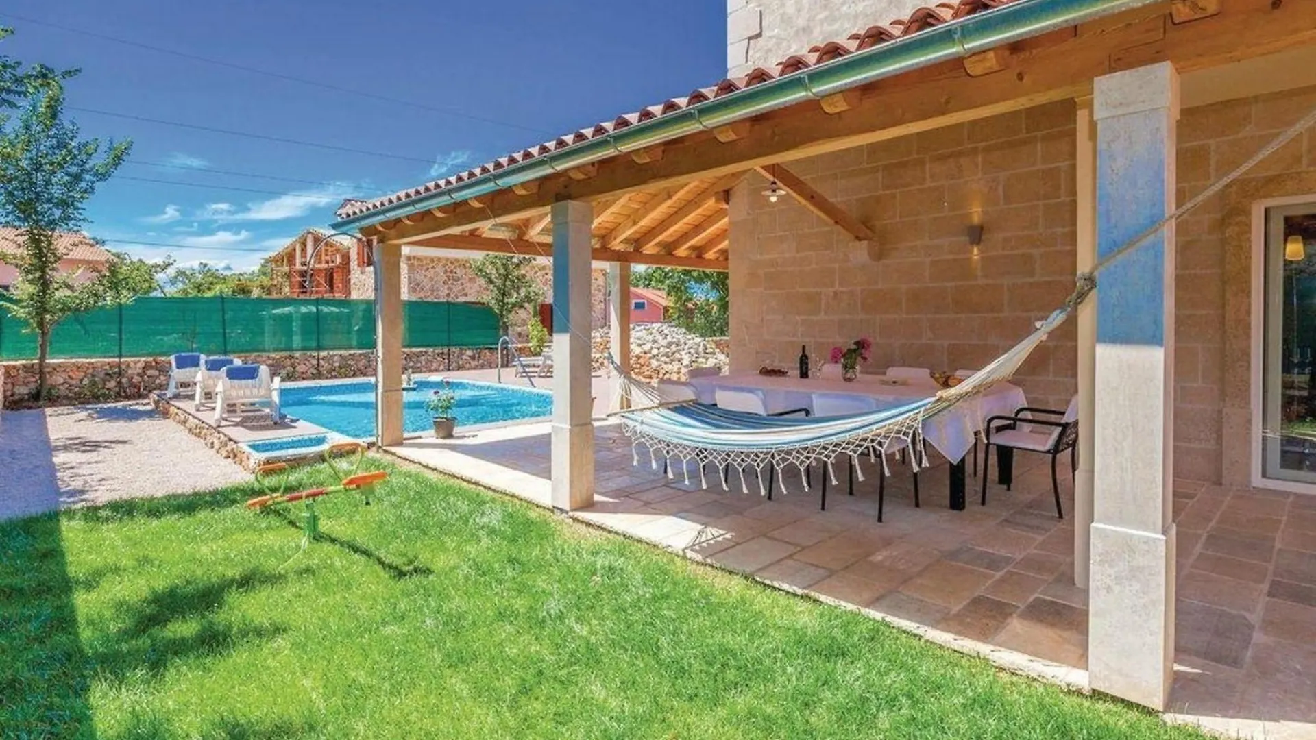Holiday home Geraeumige, Topmoderne Ferienvilla Mit Eigenem Pool Rasopasno